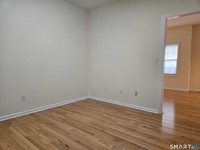 Building Photo - 511 Elm St
