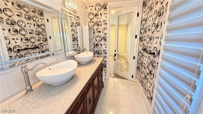 Building Photo - 1819 S Beverly Way