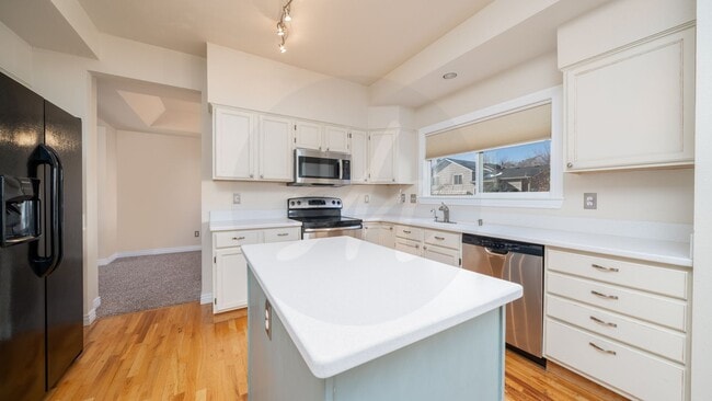 Building Photo - Westside 5 Bedroom Home Nestled Near Ute V...