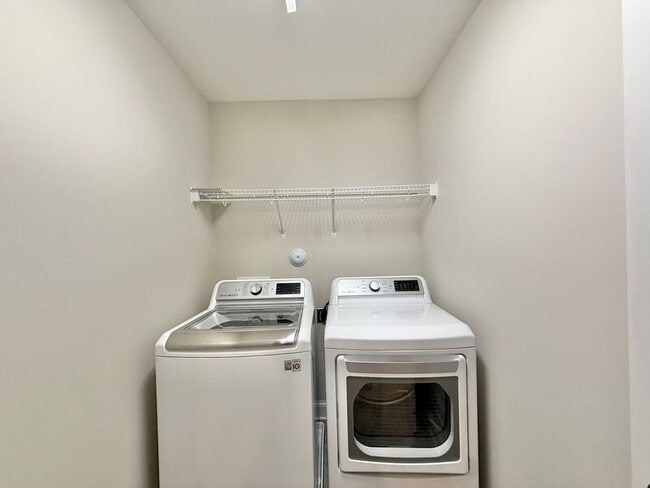 Building Photo - 1019 Monmouth Loop