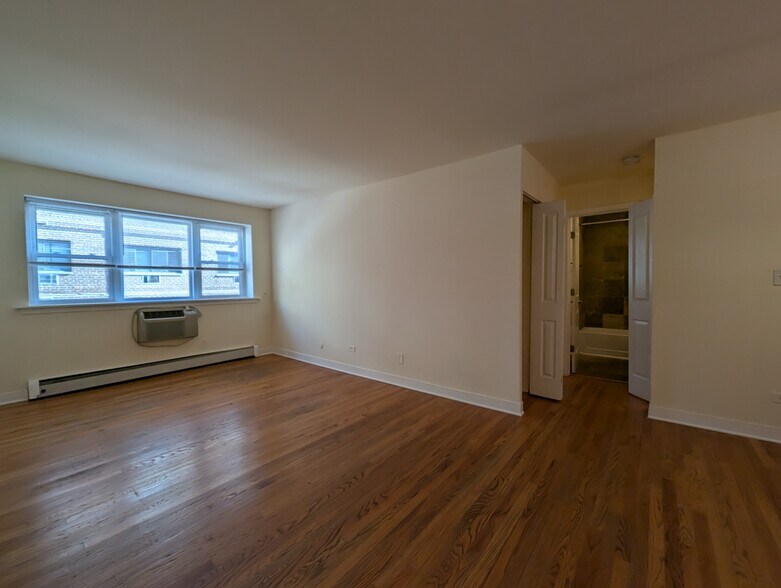 Building Photo - 643 W Wrightwood Ave