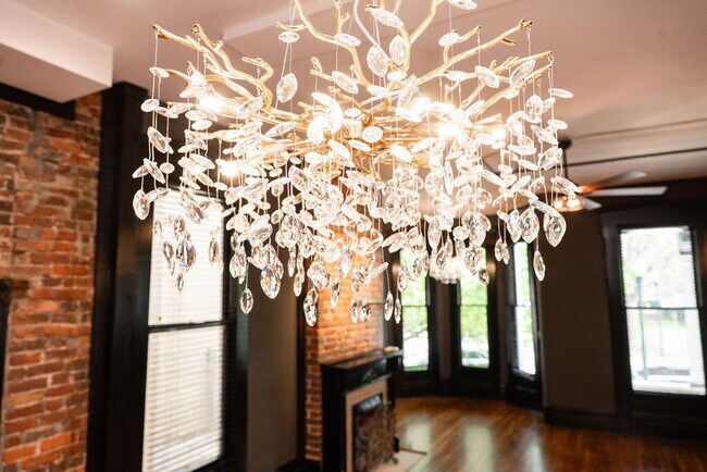 Building Photo - 275 S Limestone