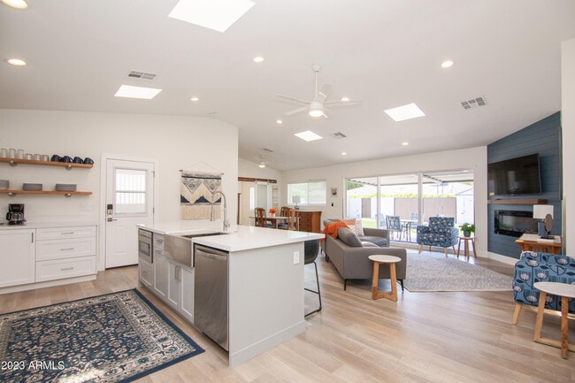 Building Photo - 4335 E Clarendon Ave