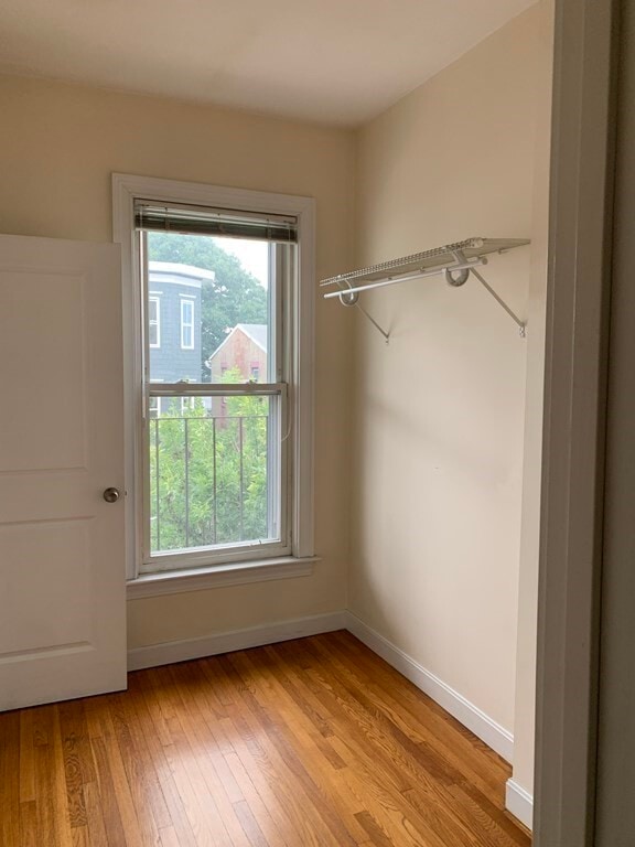 Building Photo - 841 E 5th St