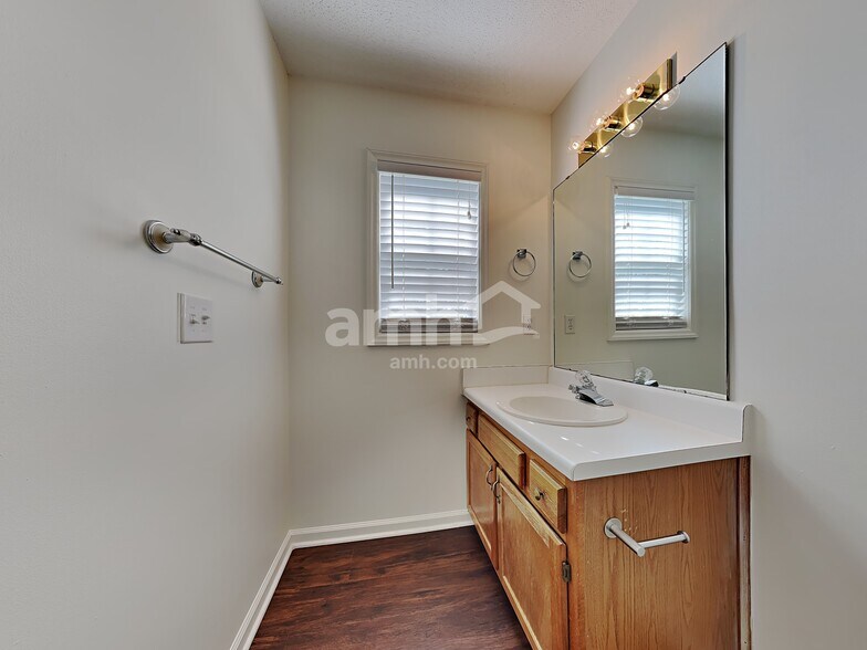 Building Photo - 833 Eagle Point Dr