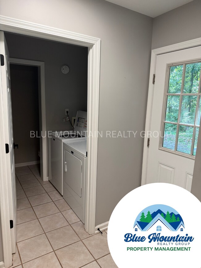 Building Photo - Canton - Easy commute to Asheville only 23 minutes