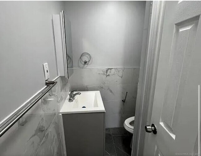Building Photo - 639 Barnum Ave