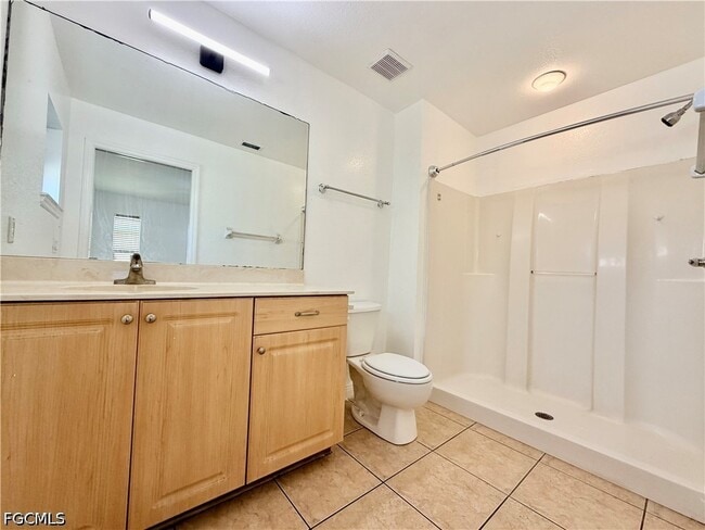 Building Photo - 527 NE 24th Pl