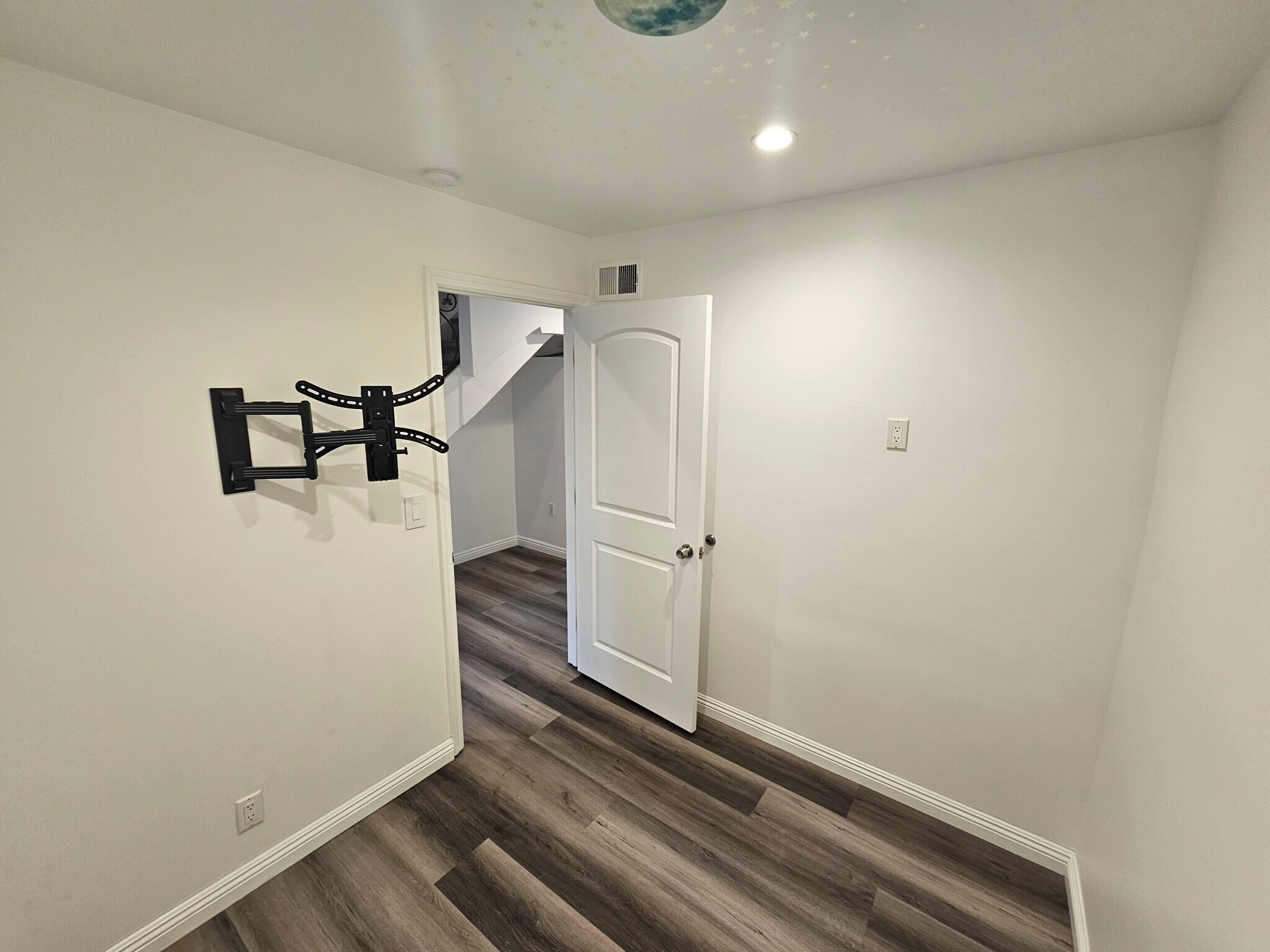 Building Photo - 6501 Vanalden Ave