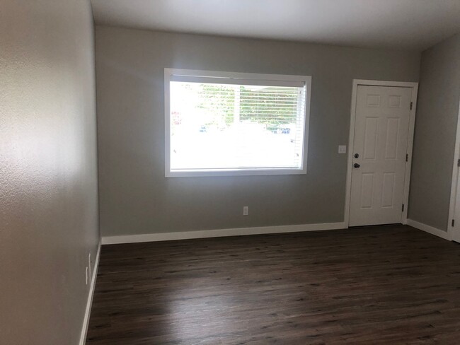 Building Photo - Updated 3 bedroom 1 bath duplex!