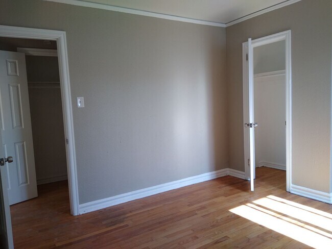 Building Photo - Charming Large 1 Bedroom in the Heart of the City