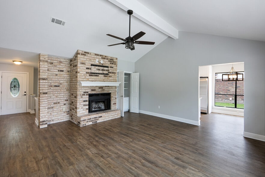 Livingroom - 811 N Lake Verret Ct