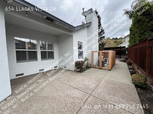 Building Photo - 654 Llagas Vista Dr
