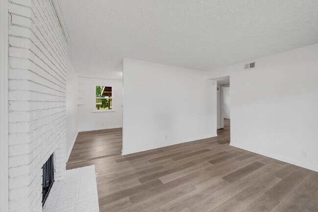 Building Photo - Furnished, remodeled 2BR near Nashville hospitals, all utilities and WiFi included, updated kitch...