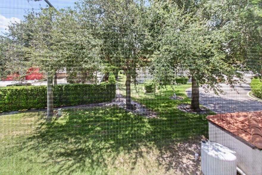 Building Photo - 400 Club Cir