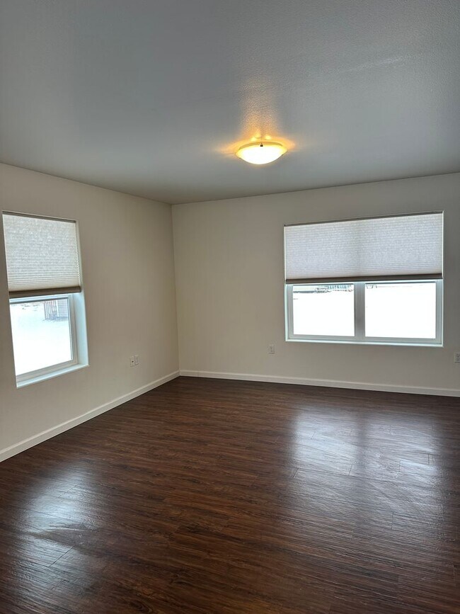 Building Photo - 2271-2271 S Valley Loop