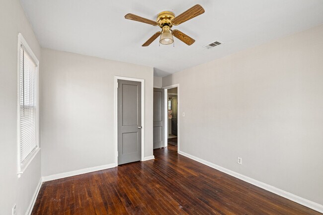 Building Photo - 1850 Hillsdale Dr