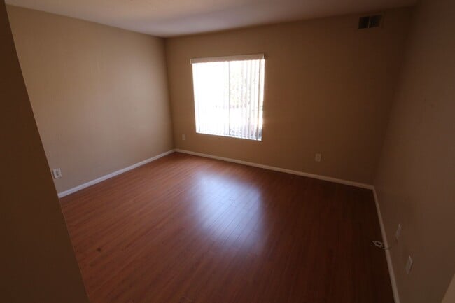 Building Photo - Delightful 2 Bedroom 2 Bath Condo in UTC