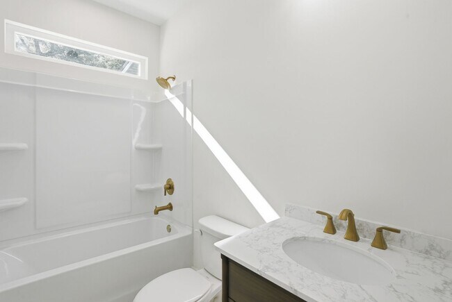 Building Photo - Spacious 3 Bedroom Home with Bonus Suite i...