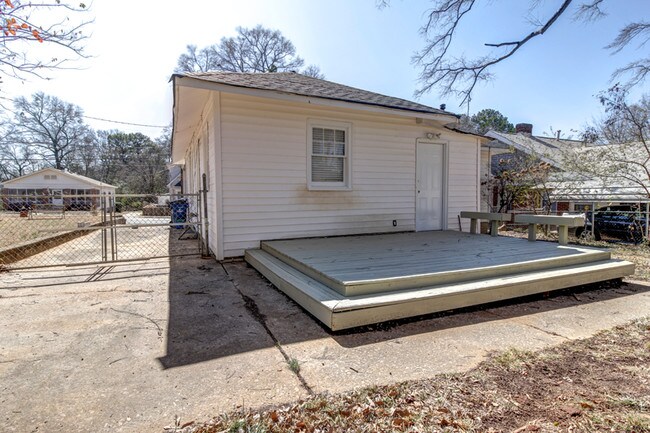 Building Photo - 1825 Thompson Ave