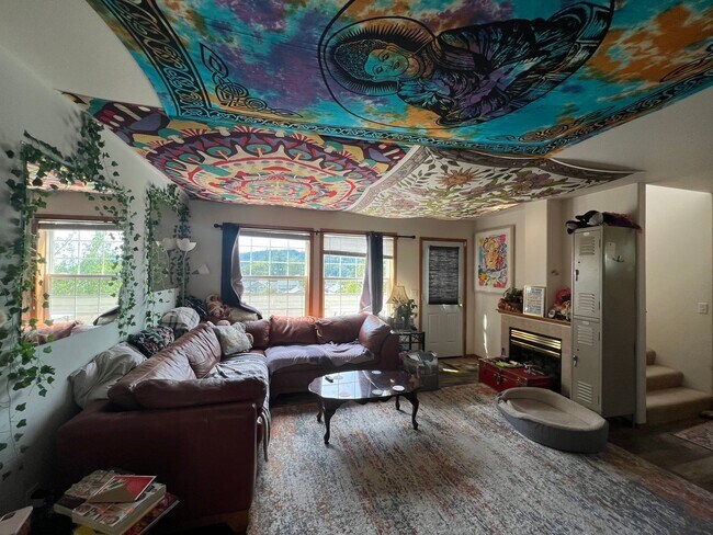 Building Photo - 3 Bed 1.5 half bath House Close to WWU and...