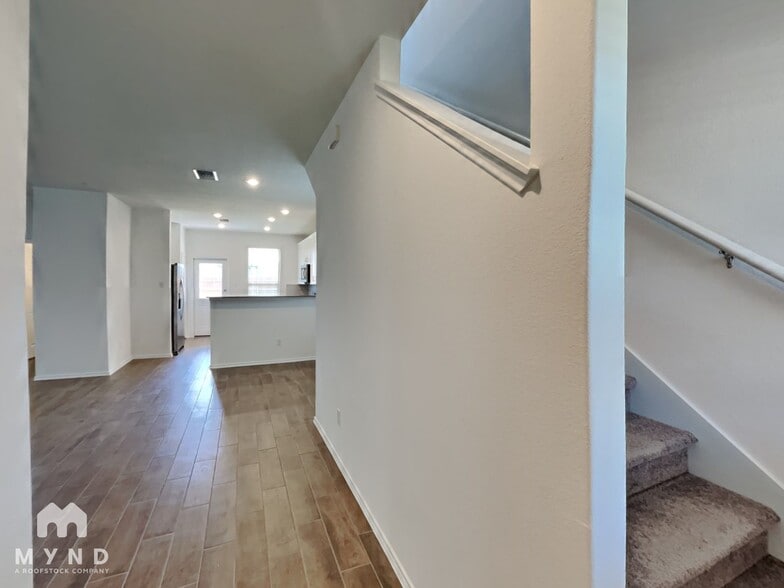 Building Photo - 332 Redonda Dr