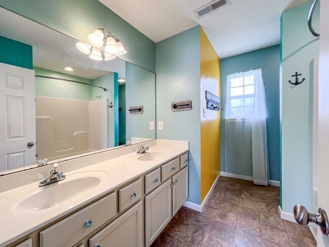 Building Photo - 3 Bed / 2.5 Bath Home with Fenced Backyard, Garage & Extra Storage