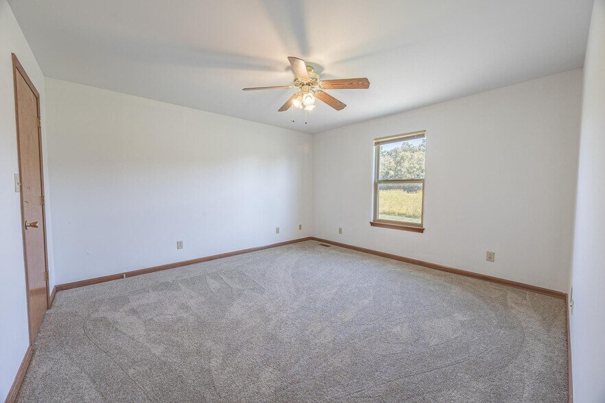 Building Photo - 10896 Oak Blvd