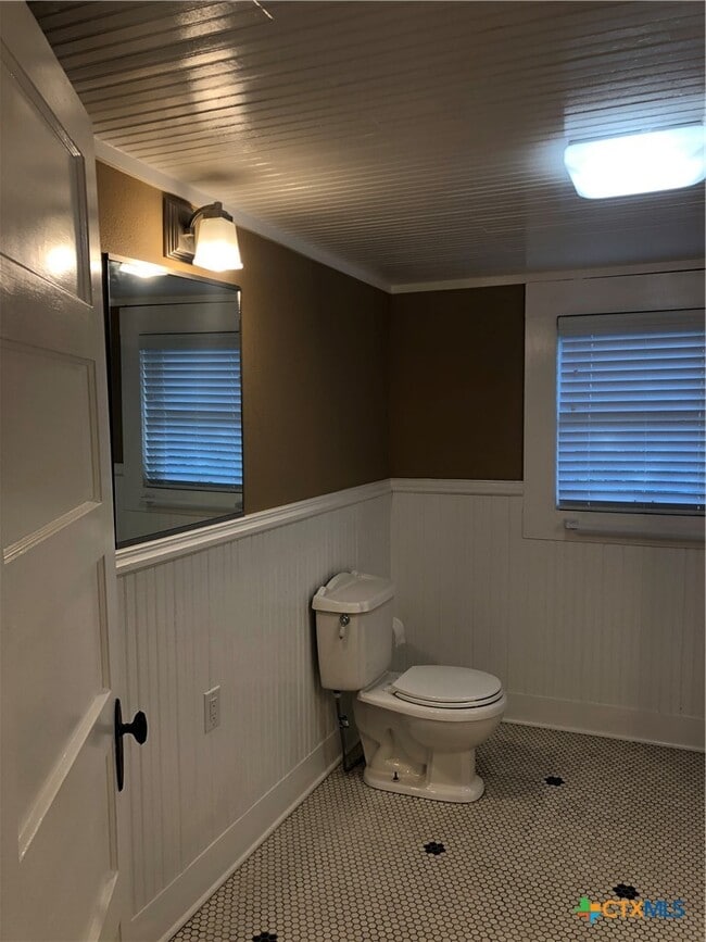 Building Photo - 414 W San Antonio St