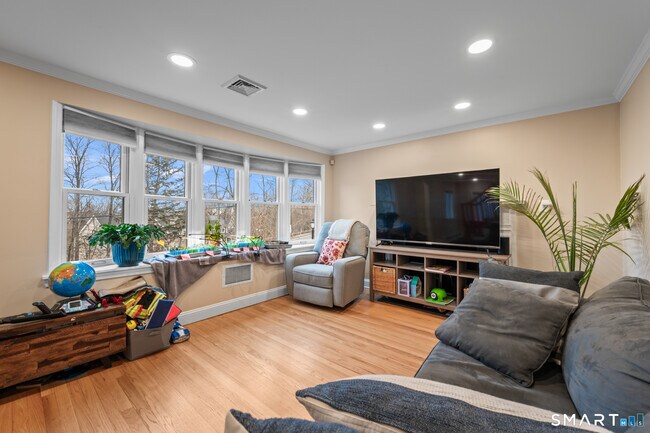 Building Photo - 297 South Rd