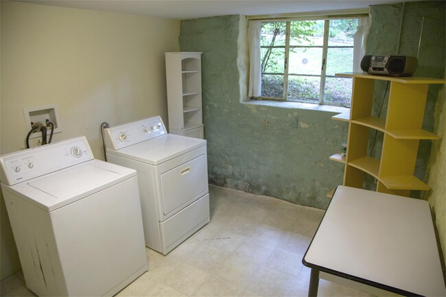 Building Photo - 601 N Forest Heights