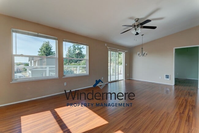 Building Photo - 3 Bedroom 2 Bath + Bonus Room Home with Stunning Water Views in Admirals Cove