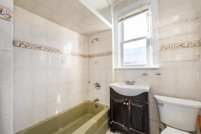 Building Photo - 46 Spruce St