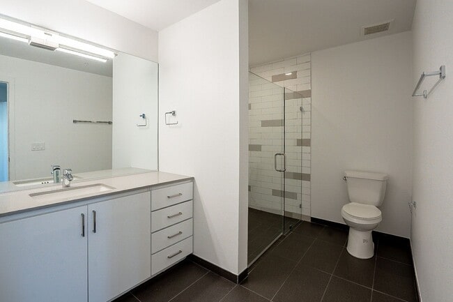 Building Photo - Live the Downtown Life! 2 Bedrooms!