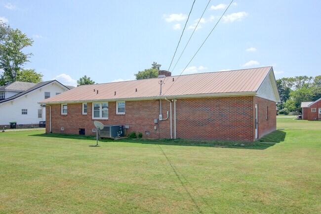 Building Photo - 104 W McReynolds Dr