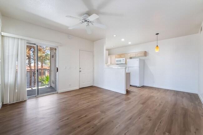 Building Photo - 2 bedroom remodeled condo in the Henderson...