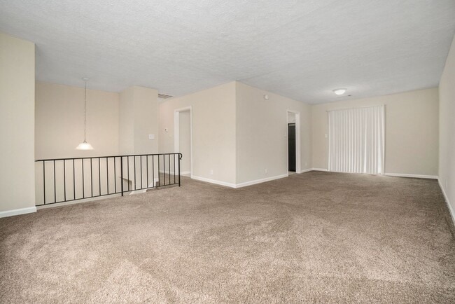 Building Photo - Large 4 Bedroom 2.5 Bath Home with 2 Car Garage