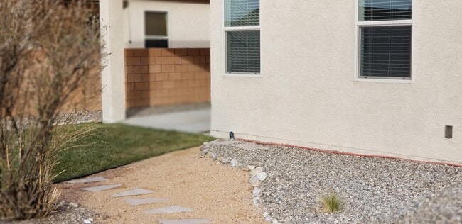 Building Photo - 1143 Desert Sunflower Dr NE