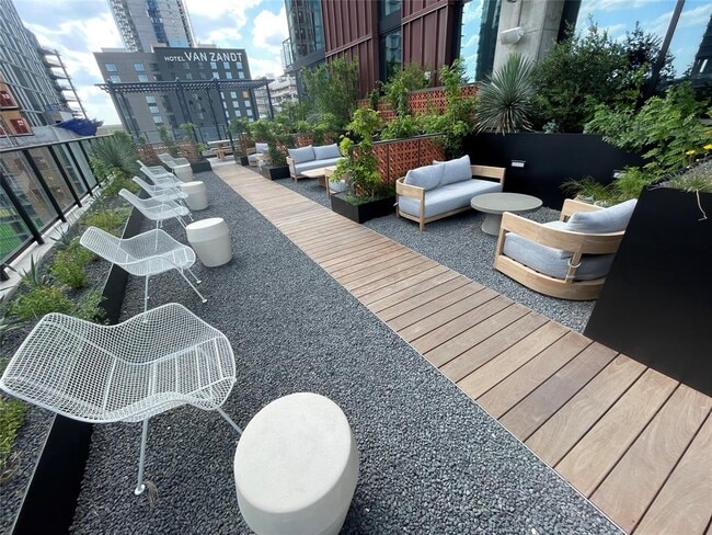 Building Photo - 84 East Ave