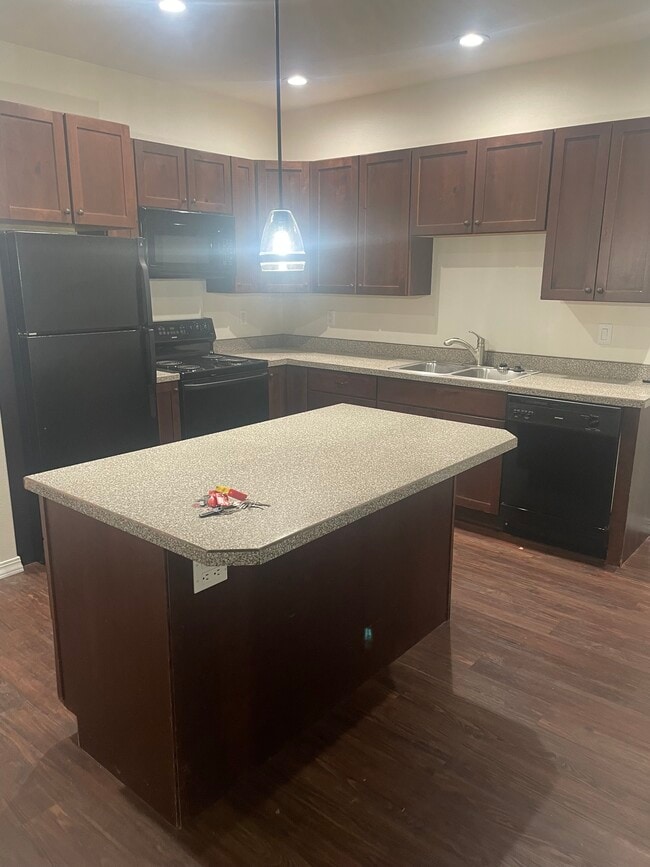 LARGE KITCHEN - 1629 4th Ave W