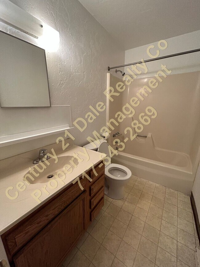 Building Photo - 2 BR, 1.5 Bath in West York School District