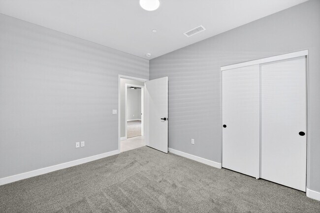 Building Photo - 66274-274 Hacienda Ave