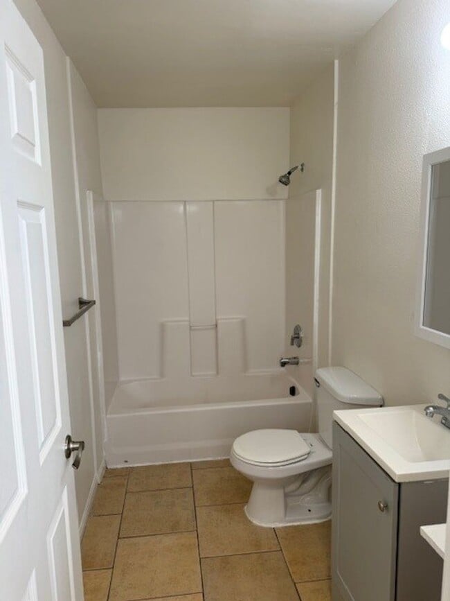 Building Photo - Newly remodeled 1 bedroom 1 bath apartment.