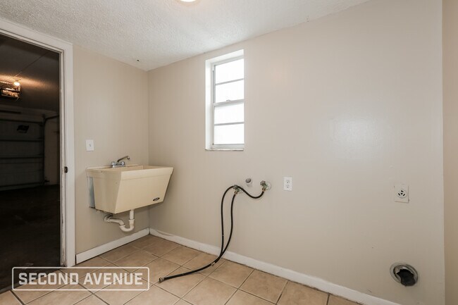 Building Photo - 3809 Pinedale St