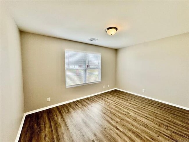 Building Photo - Newer build with Split Floor plan