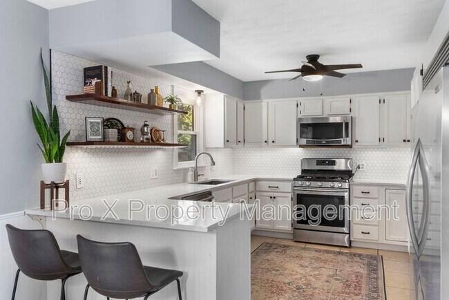 Building Photo - 2232 S Hampton Ave