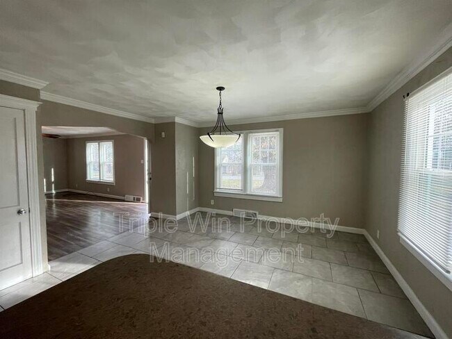 Building Photo - 19 S Schlueter Ave