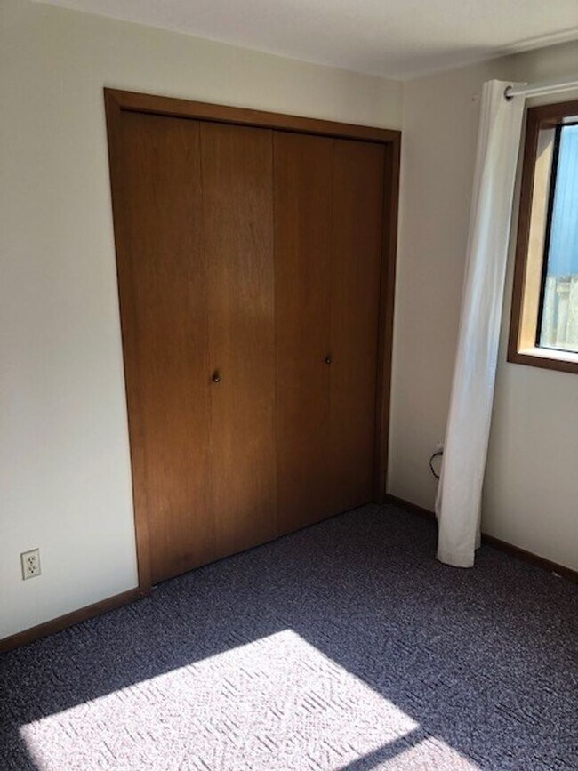 Building Photo - Well Maintained Three Bedroom Home in South Salem