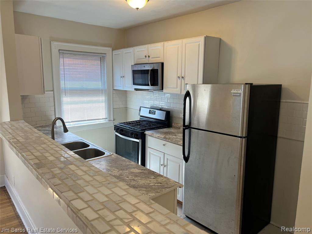 Building Photo - 987 Beaconsfield Ave