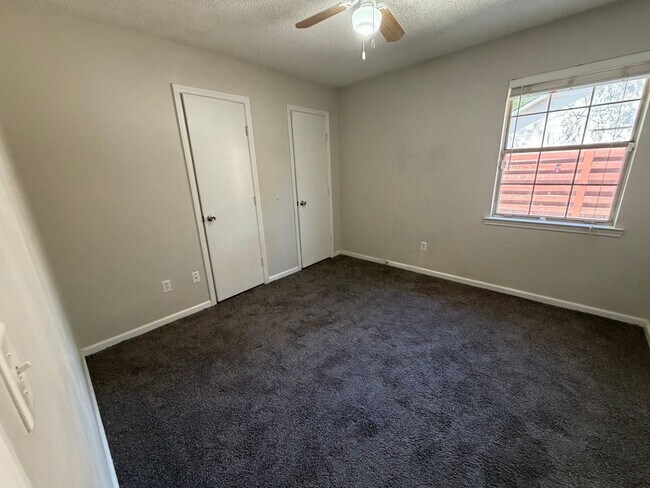 Building Photo - 812 Ridgewood Way